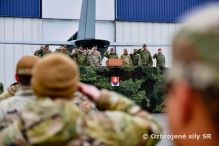 Posledný deň návštevy generála Lylesa na leteckej základni Kuchyňa