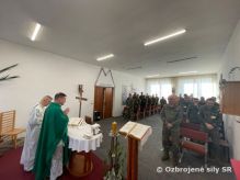 Španielsky veliteľ odovzdal vlajku slovenskému kaplánovi Vikariátu