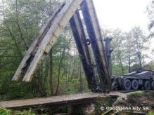 Ženijný tankový most už stojí aj v obci Osuské.