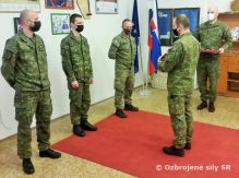 Odovzdanie čestných odznakov príslušníkom 12.mechanizovaného práporu