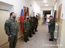 Slávnostné odovzdanie odznakov ministra vnútra príslušníkom raketometného oddielu