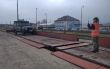 Vojaci vrtuľníkového krídla na železnici