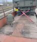 Vojaci vrtuľníkového krídla na železnici